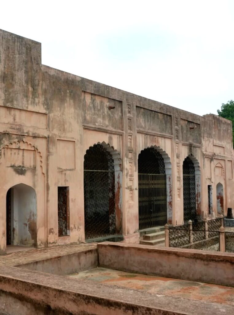 চাপাইনবাবগঞ্জের তাহখানা। এই ইমারতের ভেতরে রয়েছে হাম্মামখানা